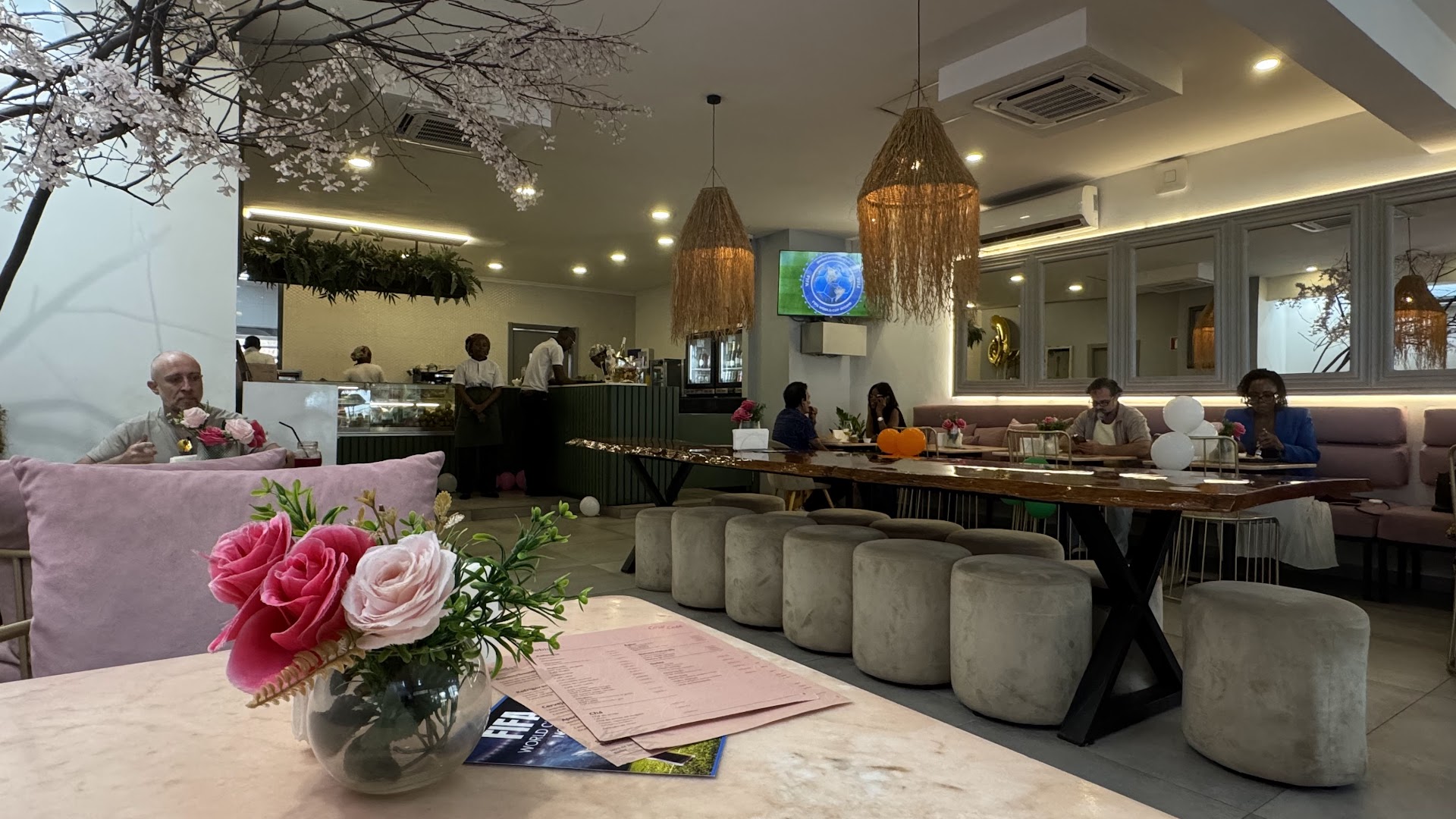Cozy Café: inviting atmosphere and clear interior
