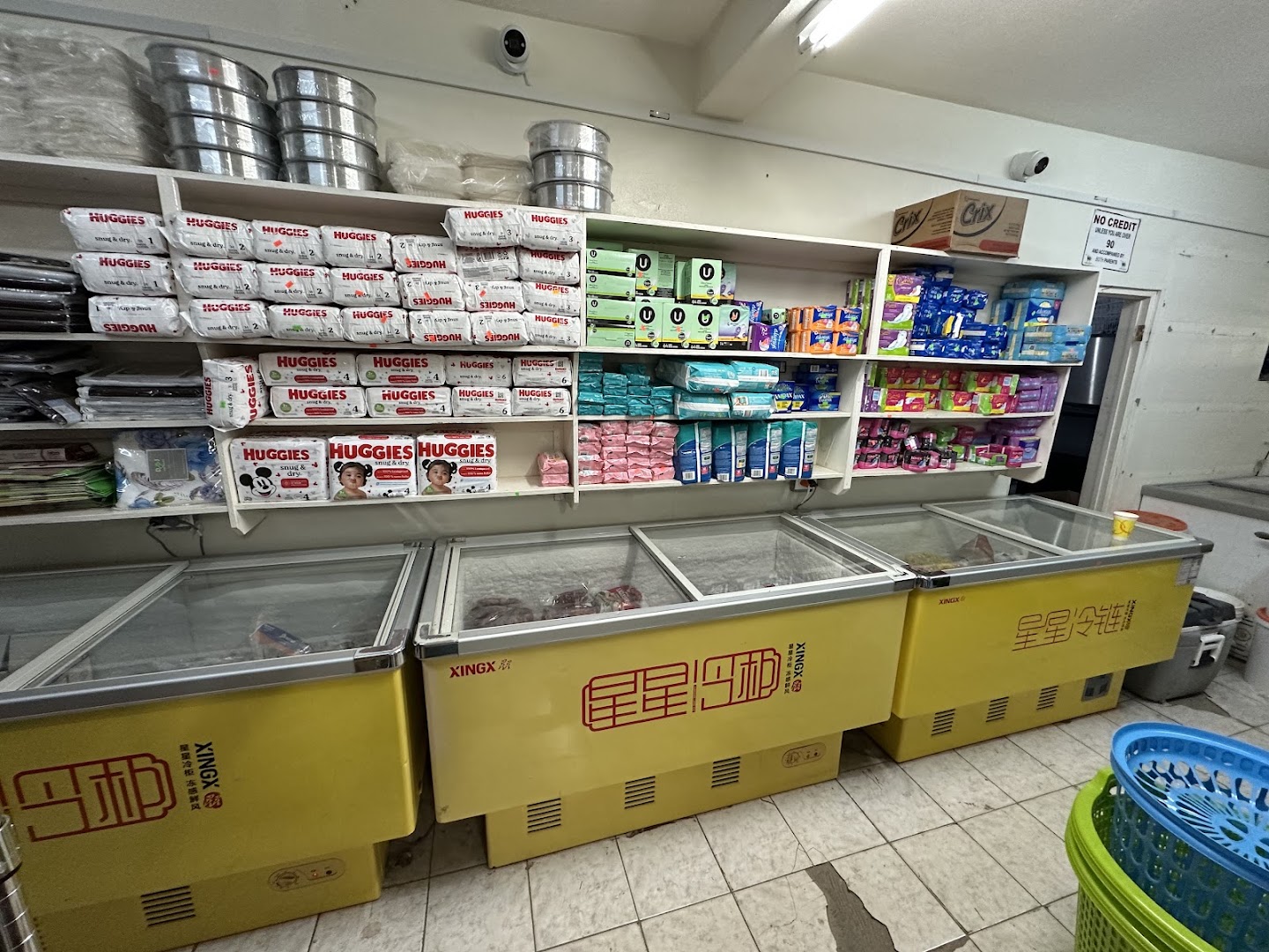 Lil-Lincs Supermarket: clear display of shop products