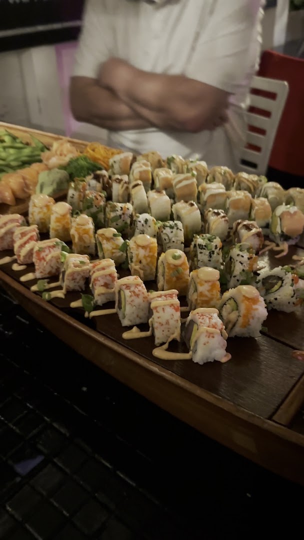 Club House AYC: appetizing photo of sushi platter