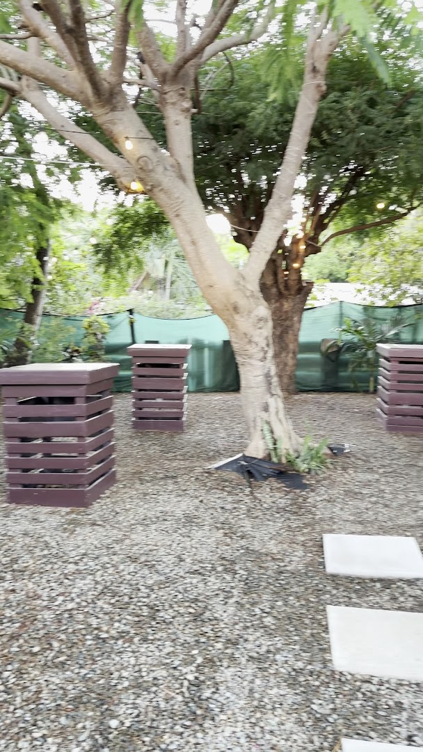 Lite N' Eze Bar & Restaurant: pleasant outdoor seating area