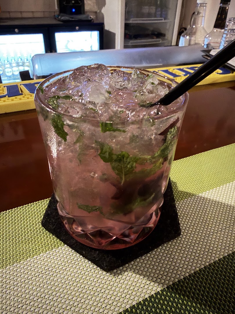 Lite N' Eze Bar & Restaurant: appetizing photo of a cocktail