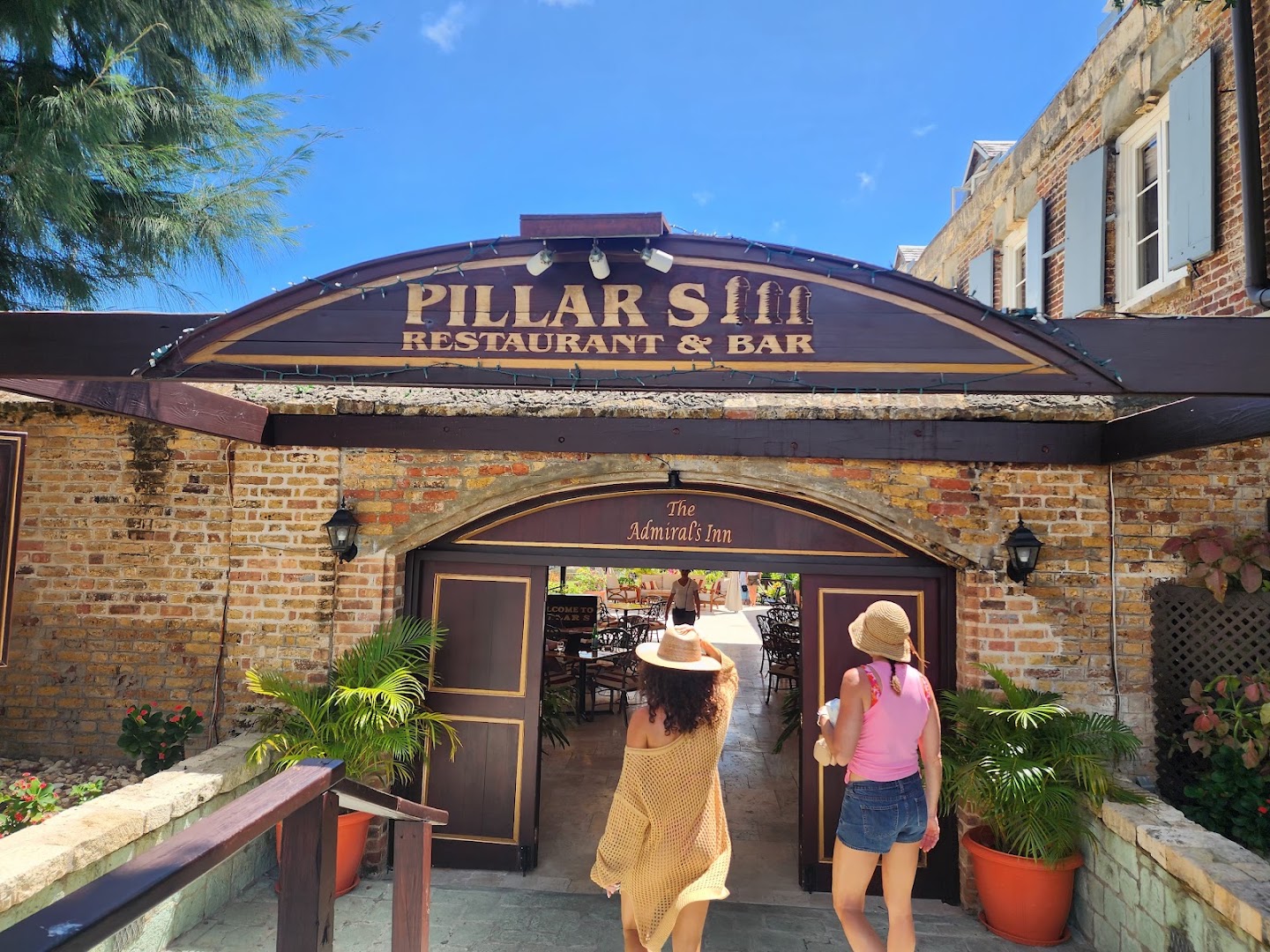 Pillars Restaurant: inviting exterior shot of restaurant