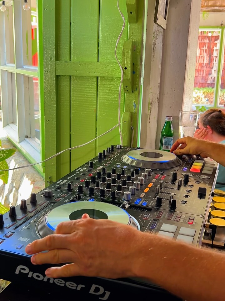 Cutie's Bar & Restaurant: venue atmosphere and entertainment