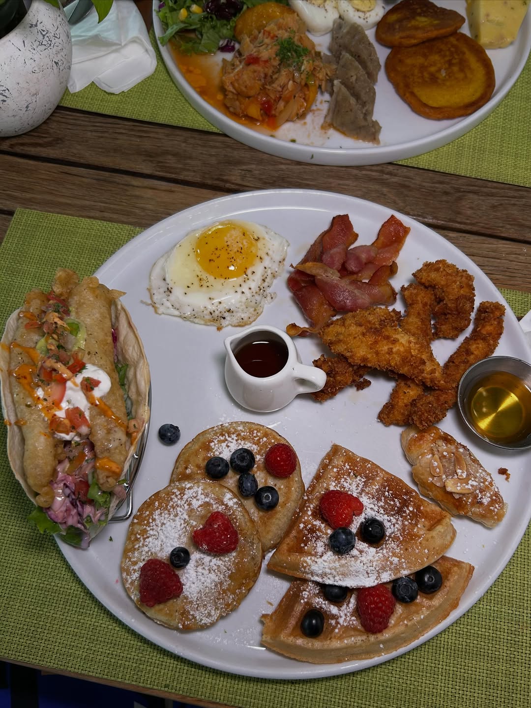 Cutie's Bar & Restaurant: appetizing, high-quality food photography