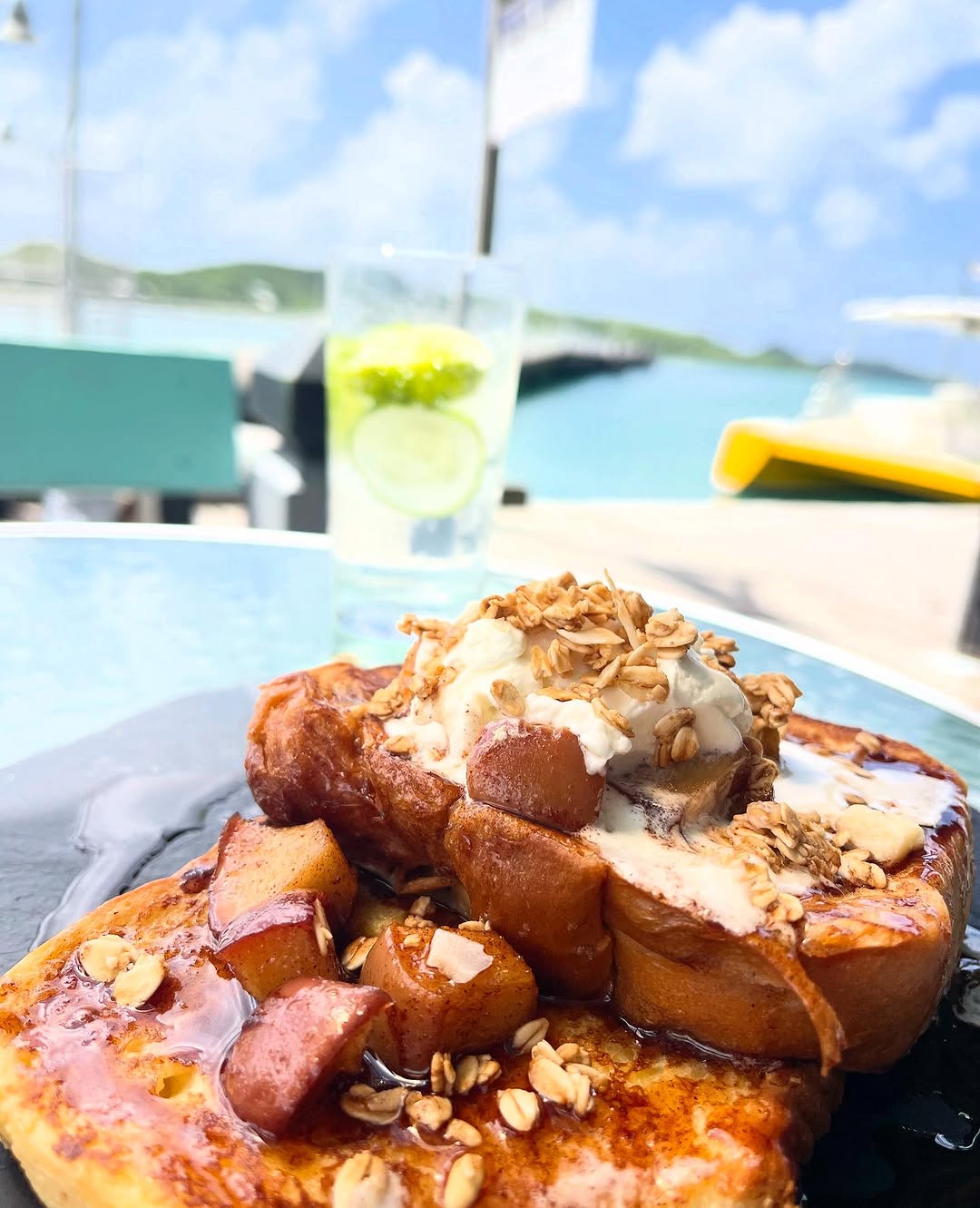Tipsy Toast Cafe: appetizing food photo with atmosphere