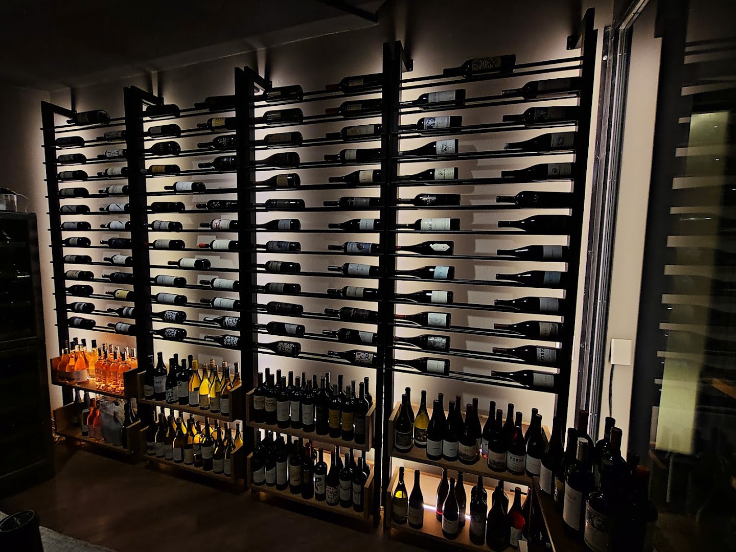 AUITA: professional wine display photo