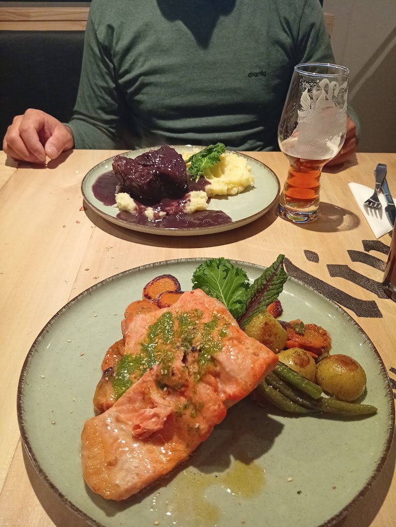 Berlina Centro: appetizing food and drink presentation