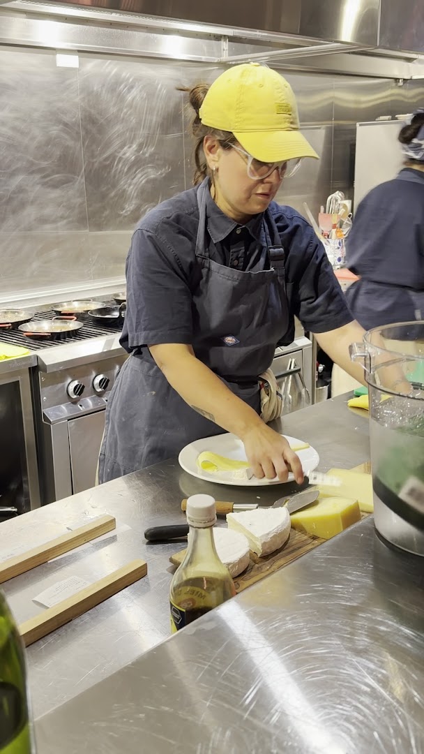 Solís Cocina: professional staff preparing food
