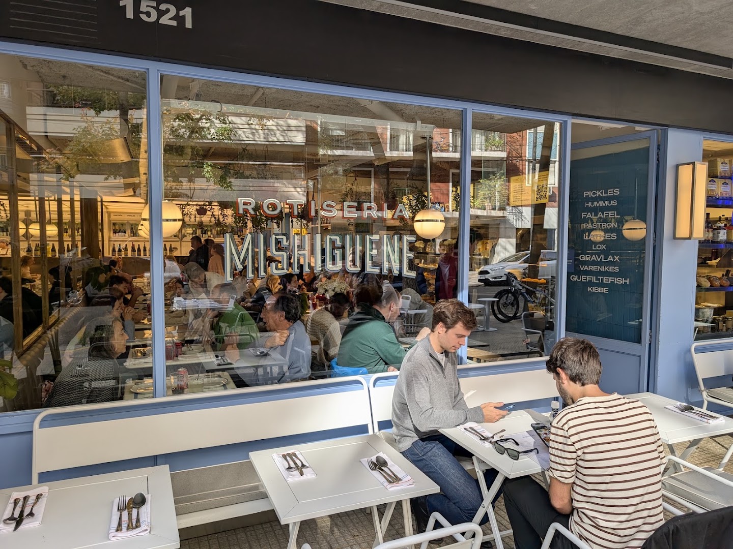 Café Mishiguene: inviting atmosphere and clear branding