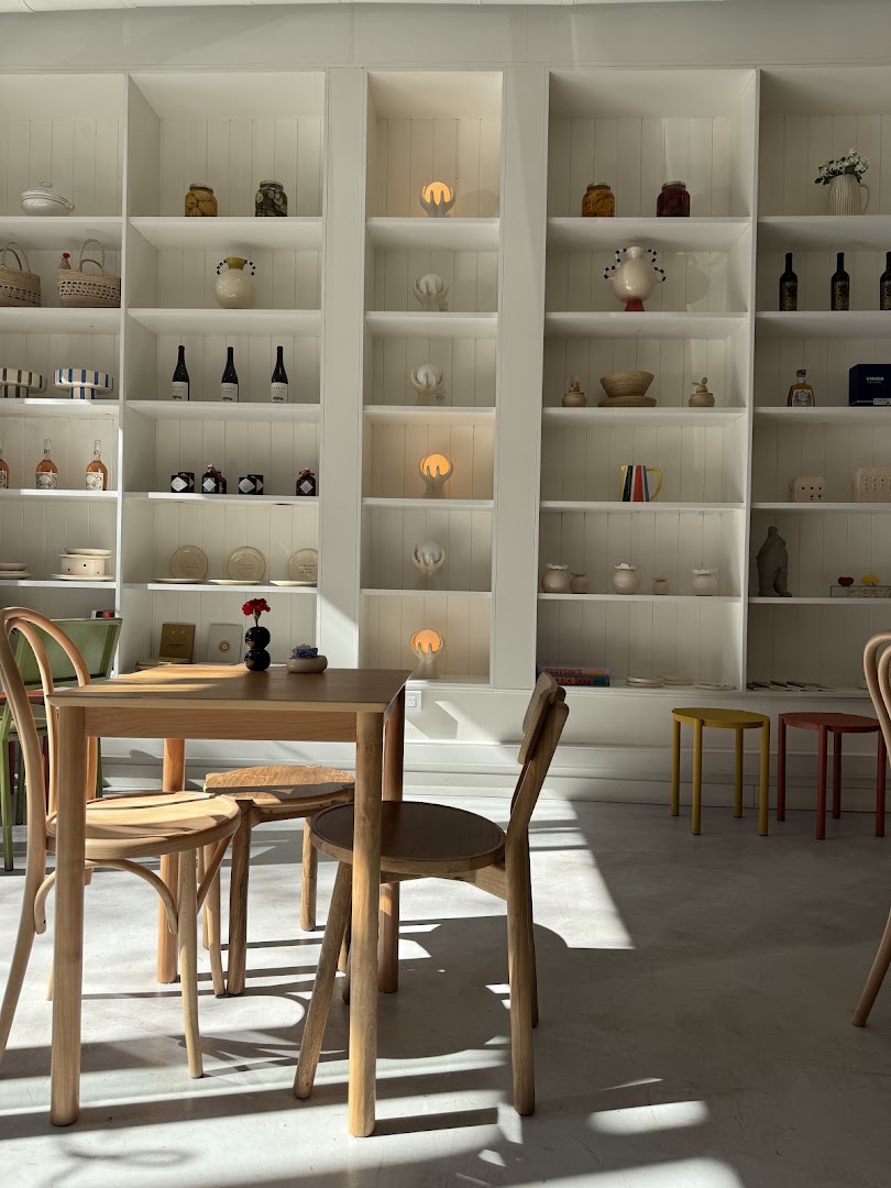 Chez Janu: attractive, well-lit interior atmosphere