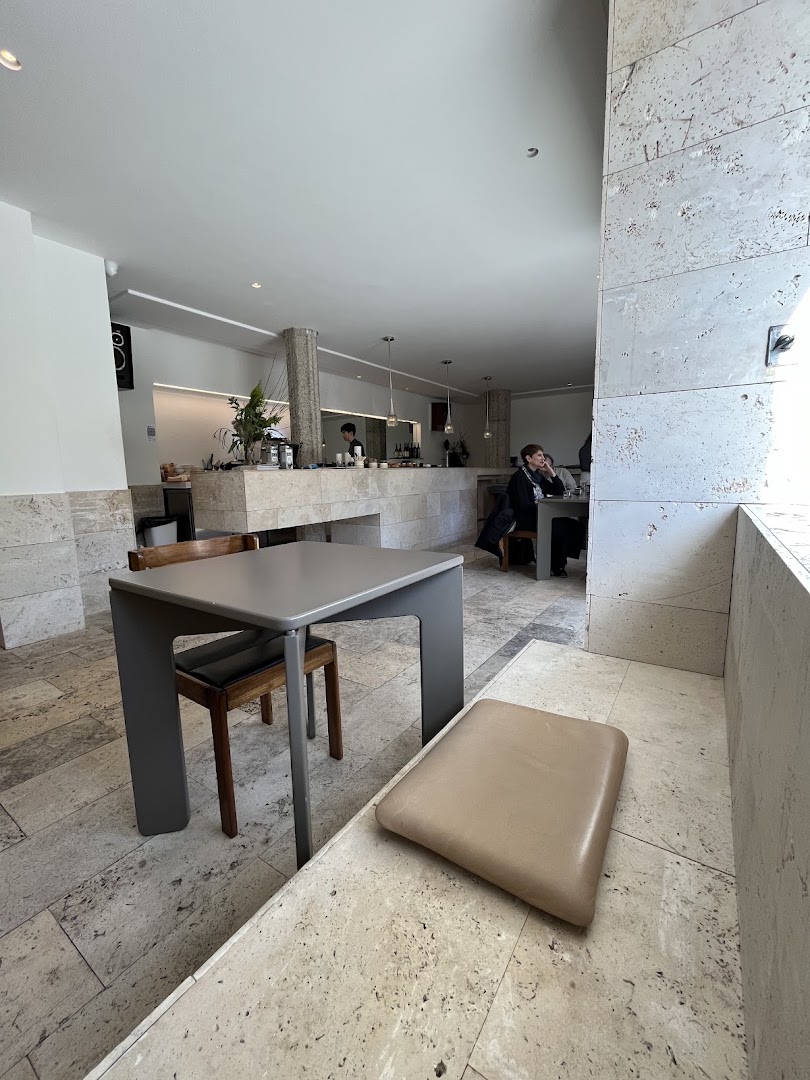 Cora Café: clear, inviting interior atmosphere