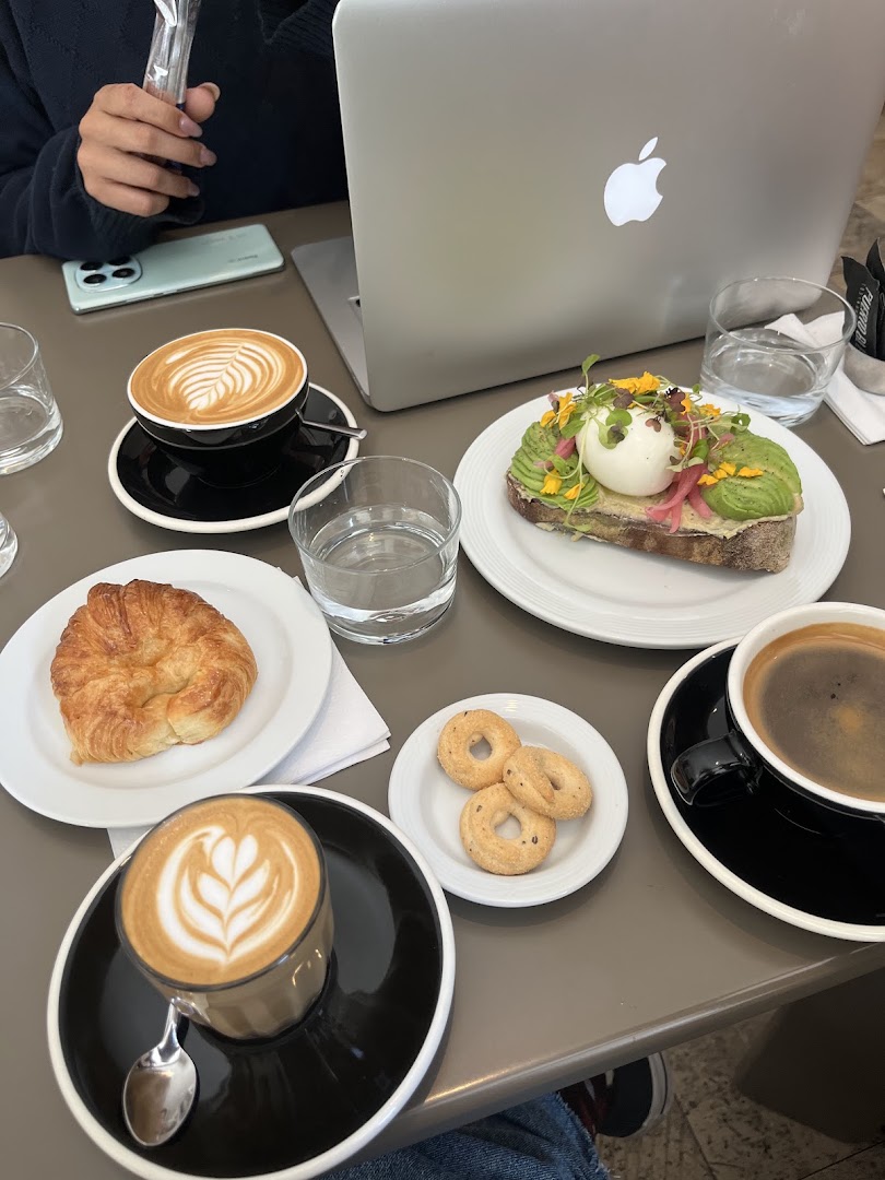 Cora Café: appetizing food and coffee presentation
