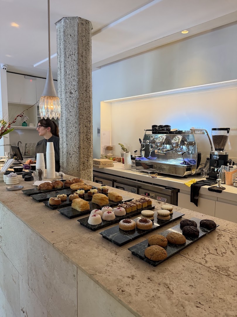 Cora Café: appealing display of fresh pastries