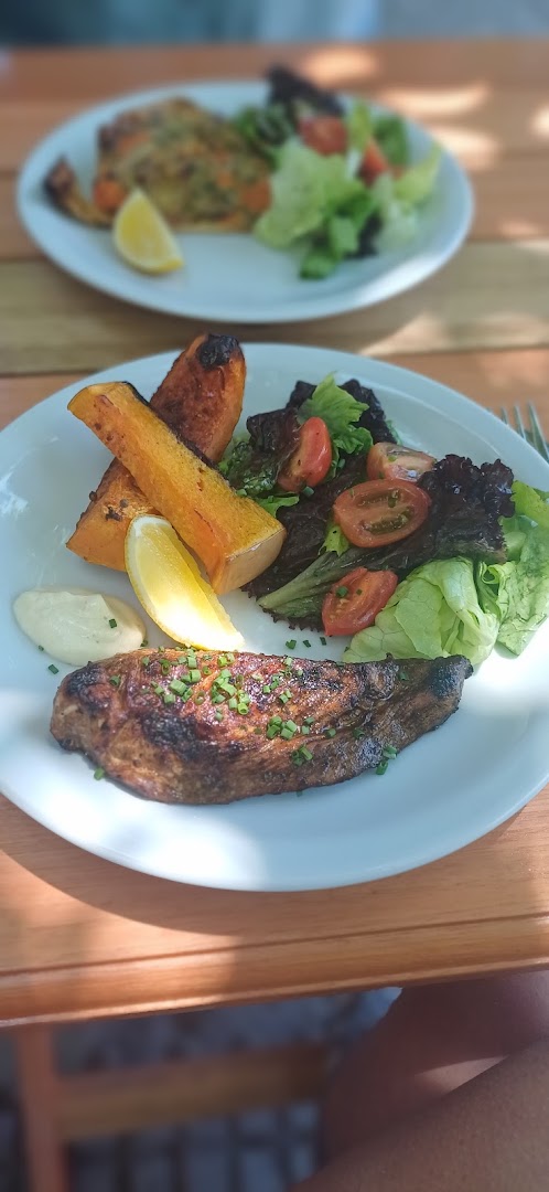 Curva: appetizing photo of served food