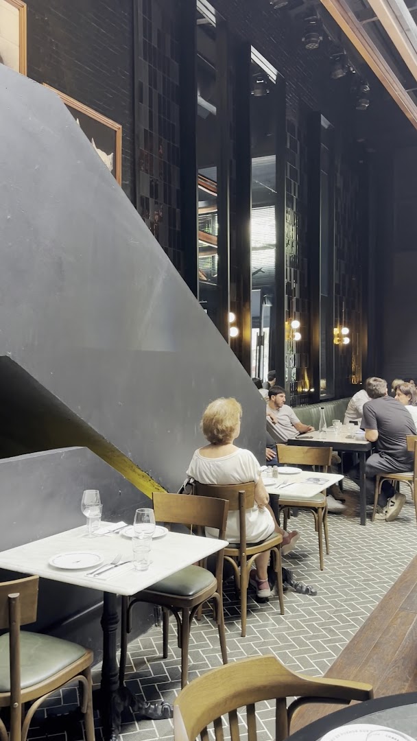 Hierro Bodegón: restaurant interior and atmosphere