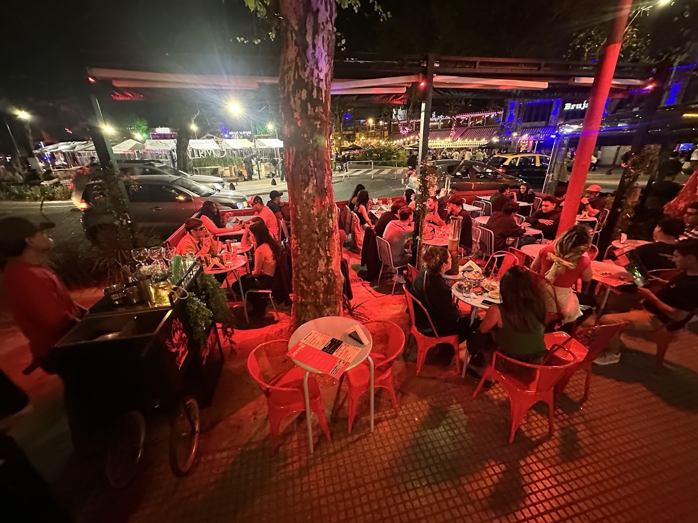 Jotti: vibrant restaurant atmosphere
