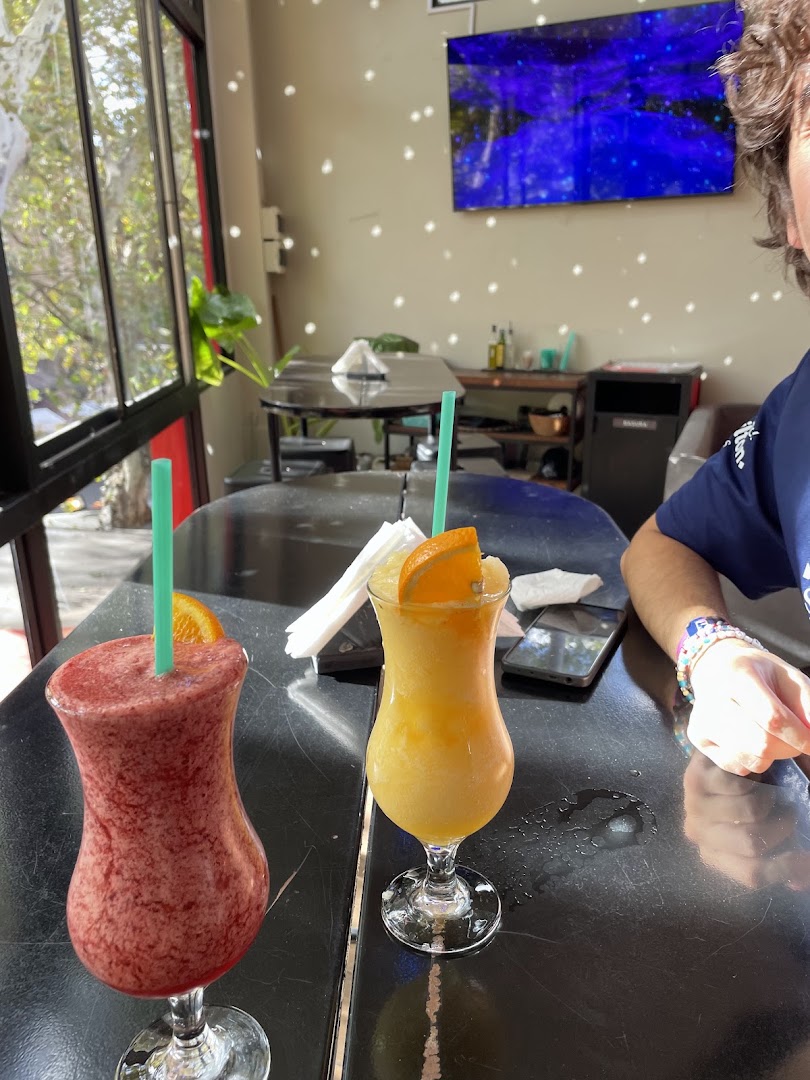 Jotti: appetizing drinks in restaurant setting