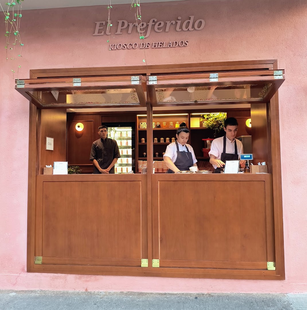 Kiosco de Helados El Preferido: professional storefront and staff photo