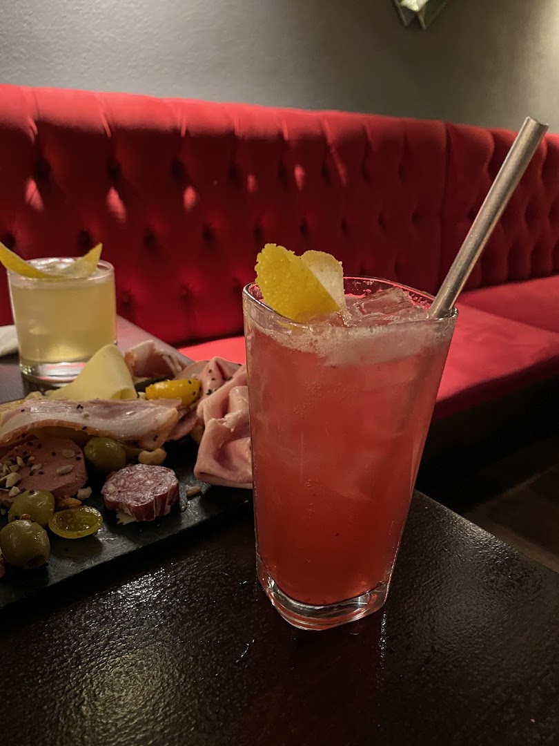Laganini Jazz Bar: appetizing drinks and food display