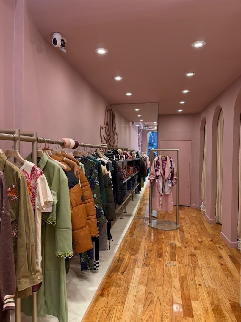 LAMODE: clear, professional shop interior photo
