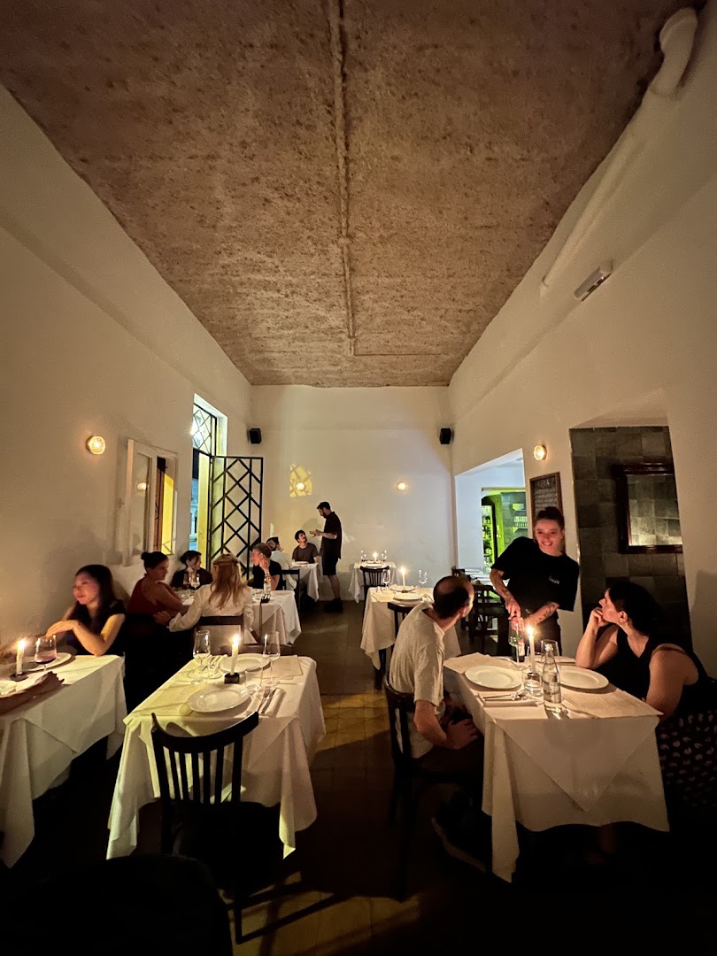 Lula: inviting atmosphere with happy guests