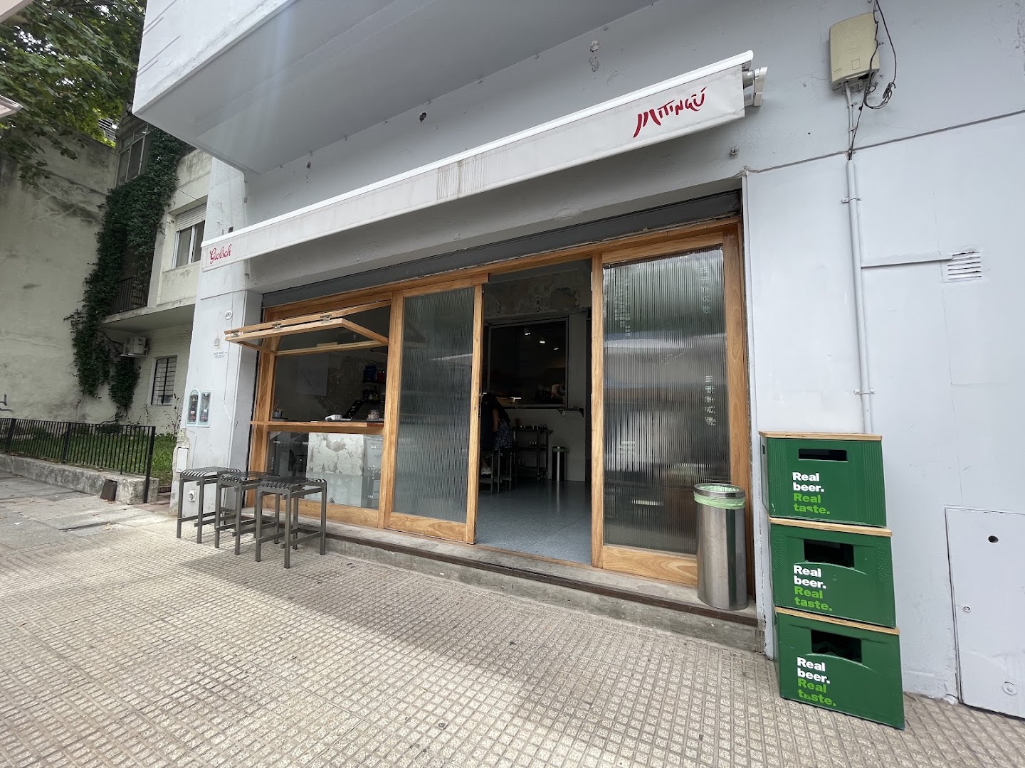Mitingu: clear exterior shot of venue