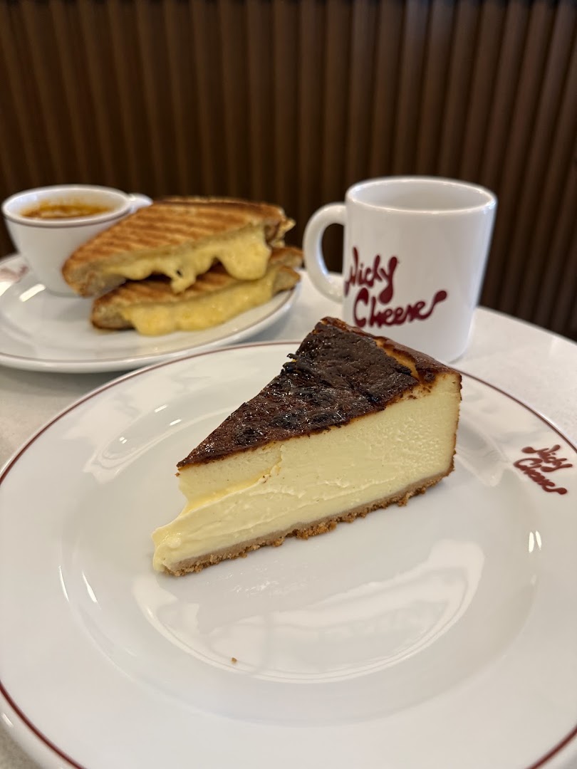 Nicky Cheese: appetizing food and branded presentation