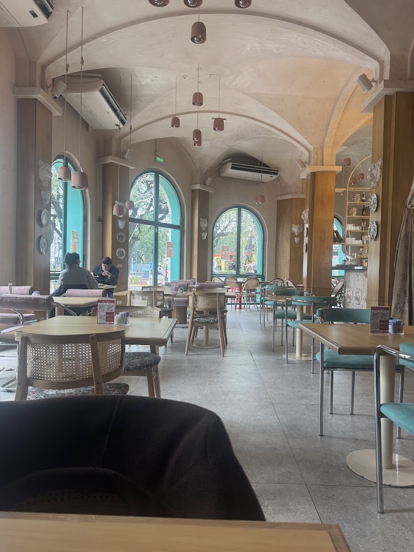 Pani Pizza Feroz: clear, inviting restaurant interior shot