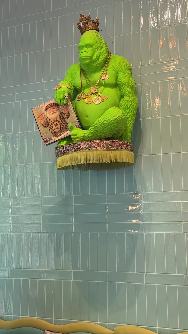 Pani Pizza Feroz: unique interior decor adds character