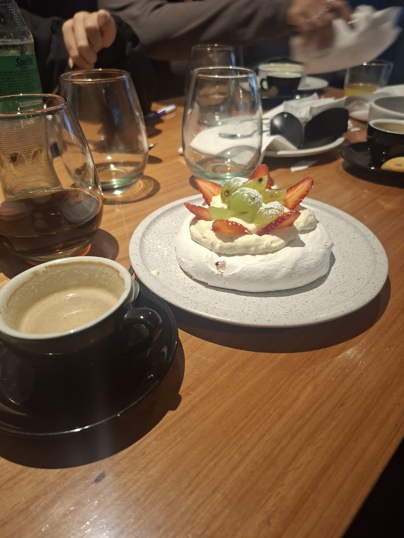 Salve: appetizing food and drink presentation