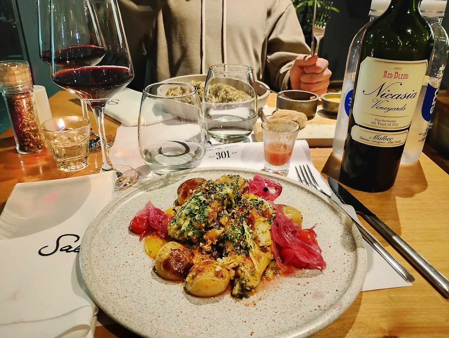Salve: appetizing food and restaurant atmosphere