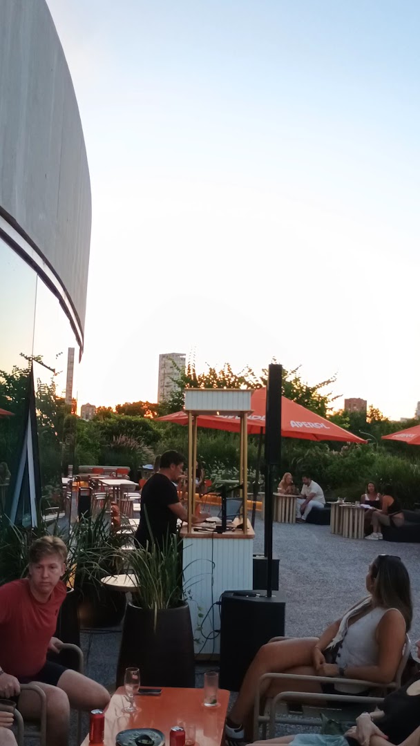 Somma: venue atmosphere and guests
