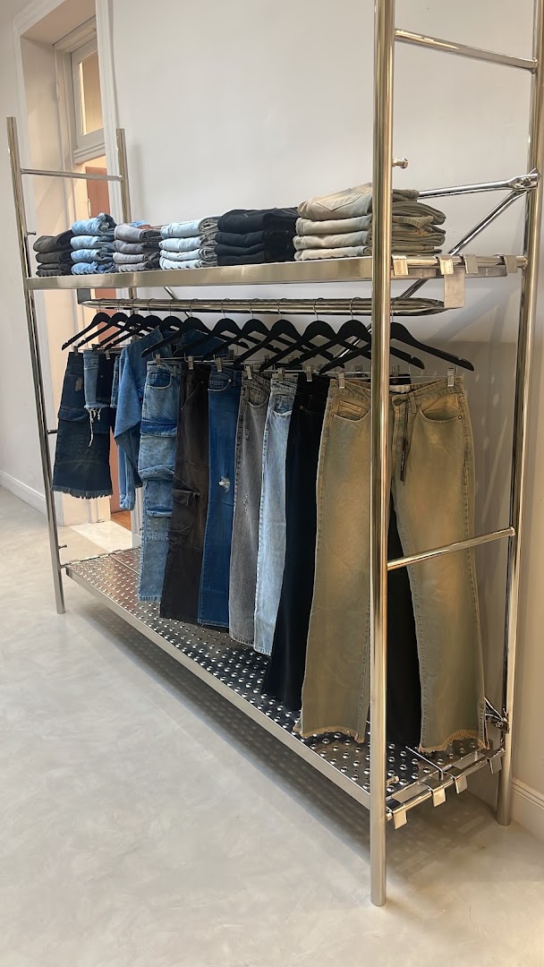 The Ann Wagners: clear display of shop products