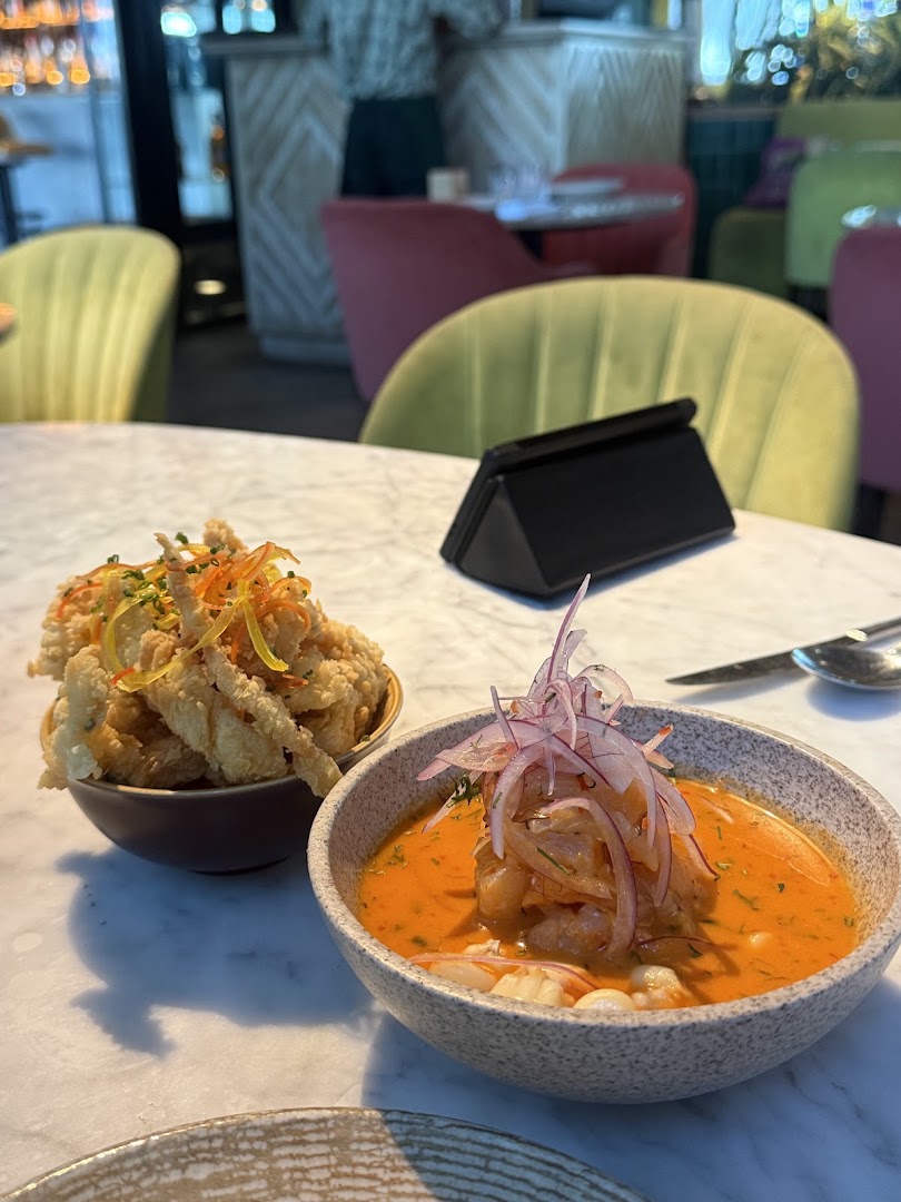 Tigre Morado: appetizing food photography in restaurant setting