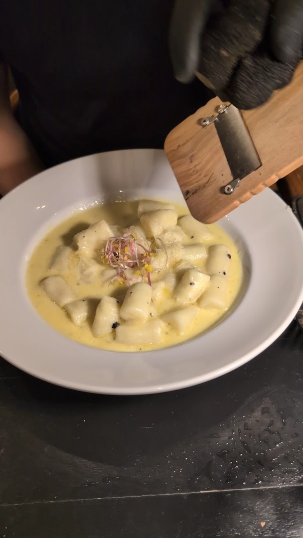 Trufa: appetizing food preparation action shot