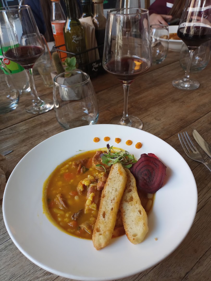 Café Rumano: appetizing food and drink presentation