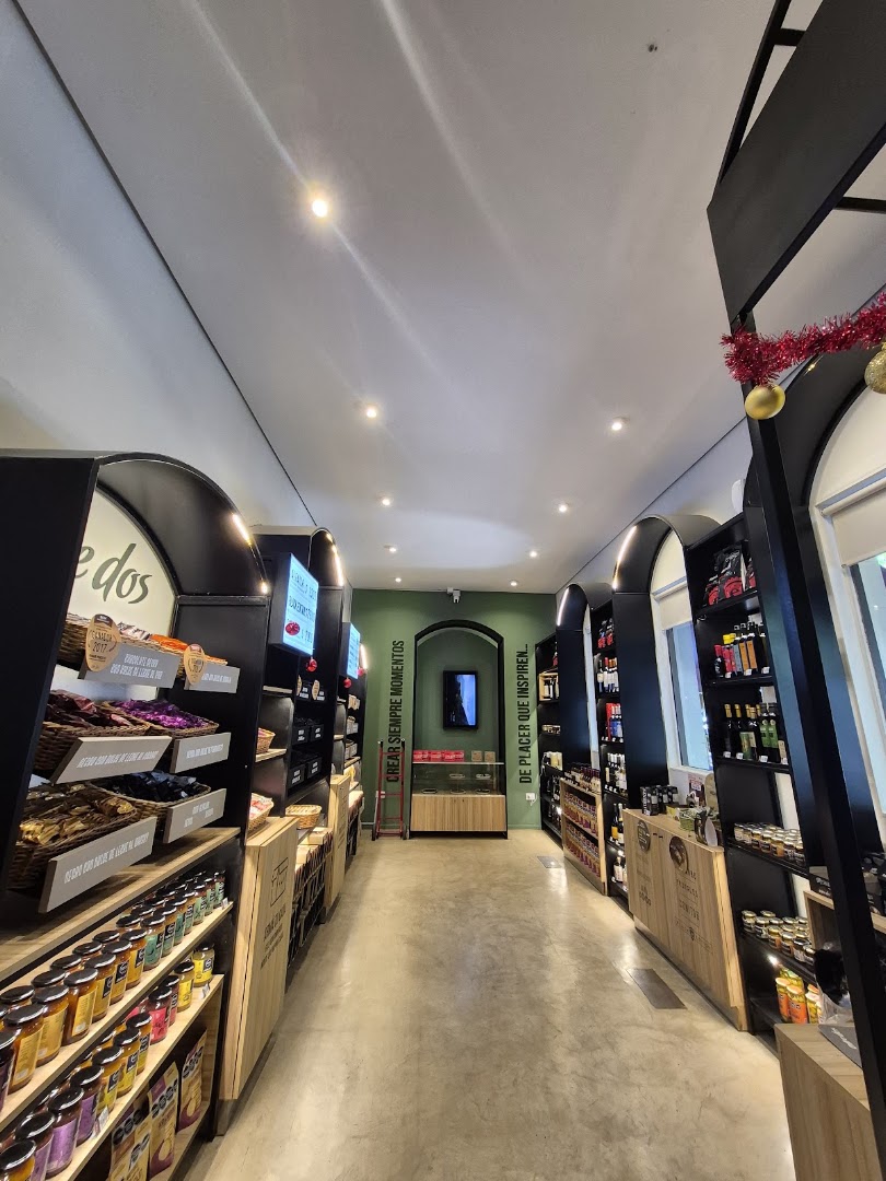 Casa Entre Dos: clear, professional interior shop view