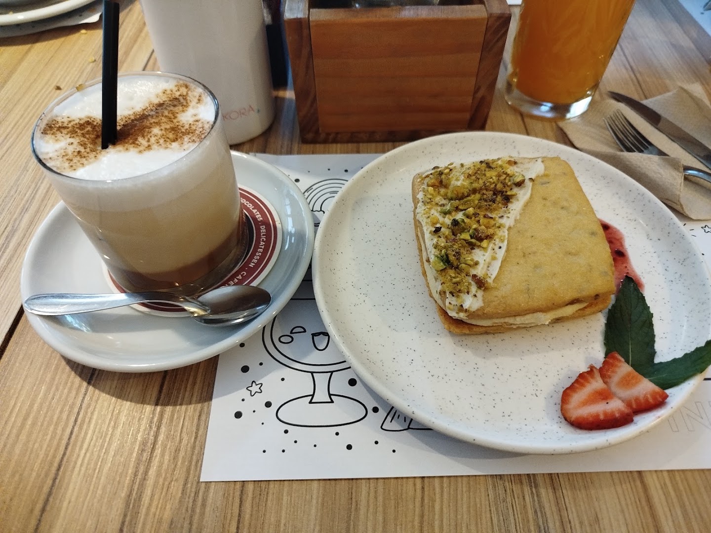 Casa Entre Dos: appetizing food and drink presentation