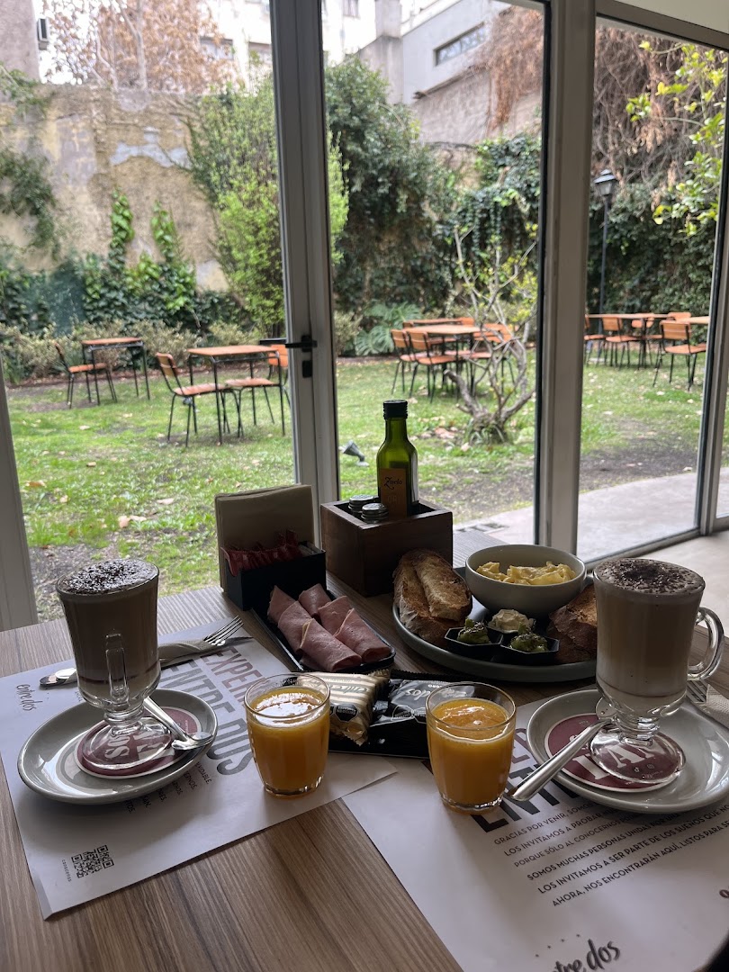 Casa Entre Dos: appealing breakfast spread and view