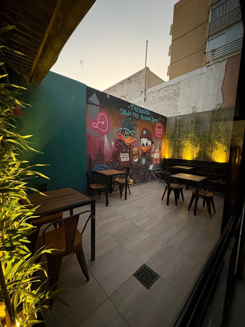 Ducks Burger: attractive and inviting restaurant terrace