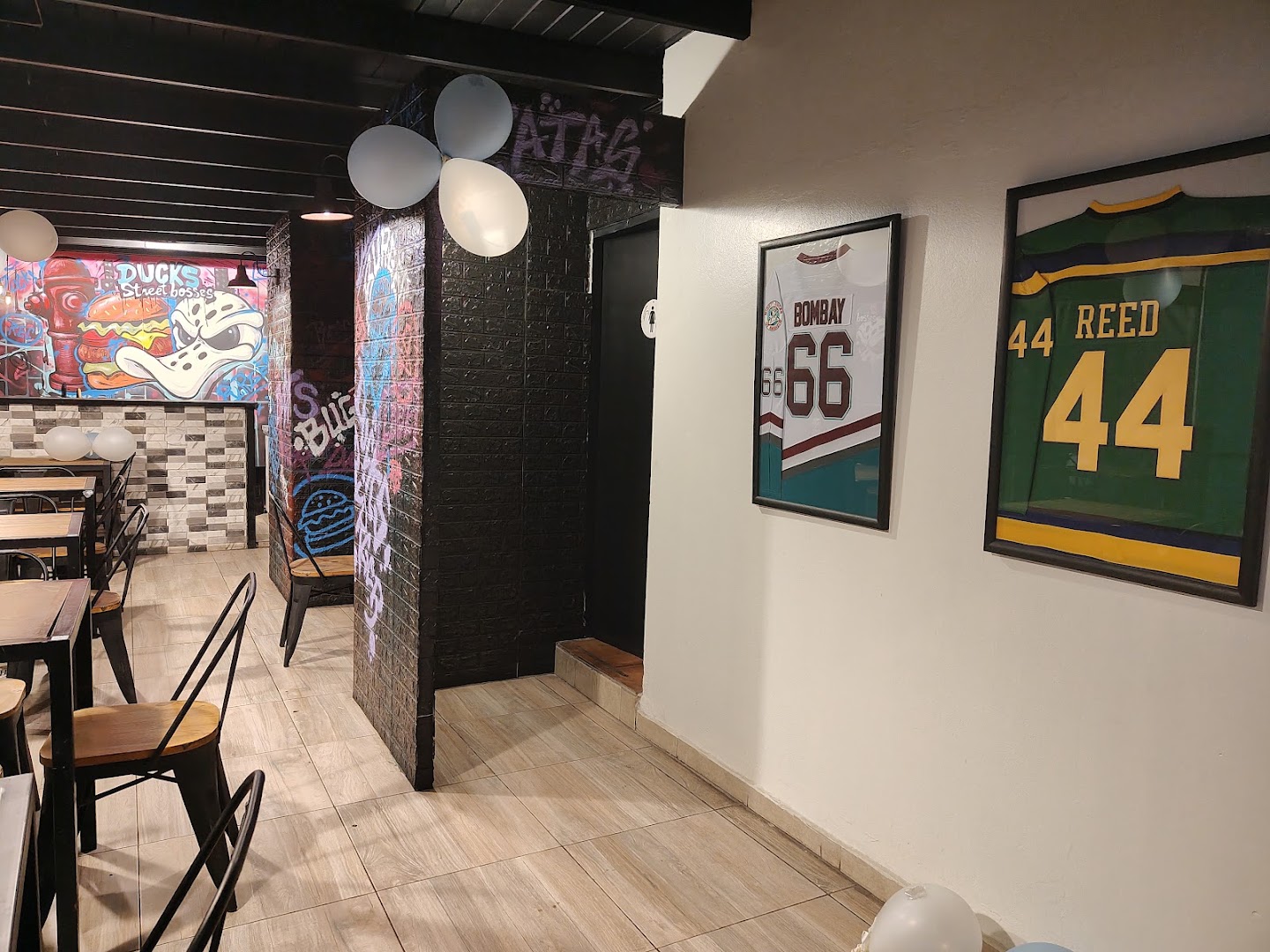 Ducks Burger: clear shot of restaurant interior