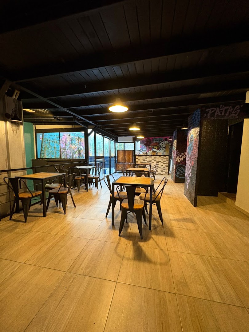 Ducks Burger: clear shot of restaurant interior
