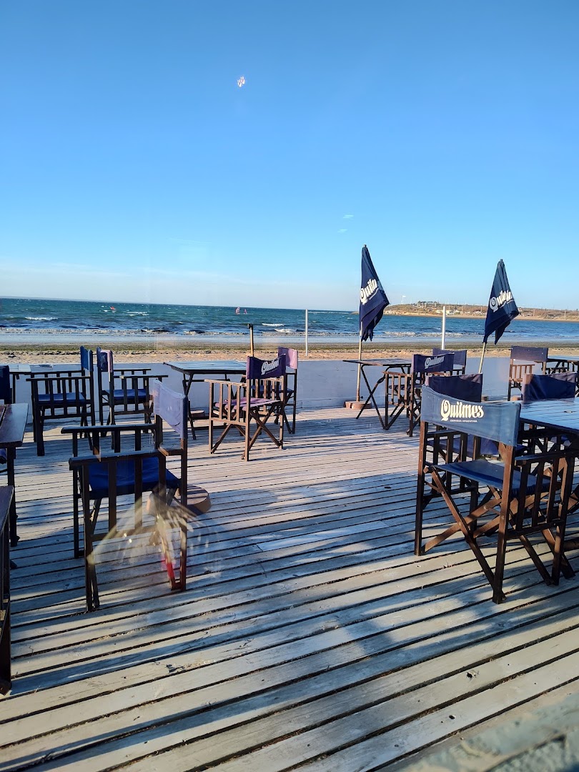 Abelino: attractive beachside restaurant terrace view