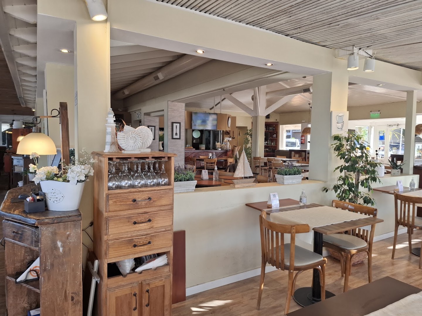 Coral Resto: clear, inviting restaurant interior shot