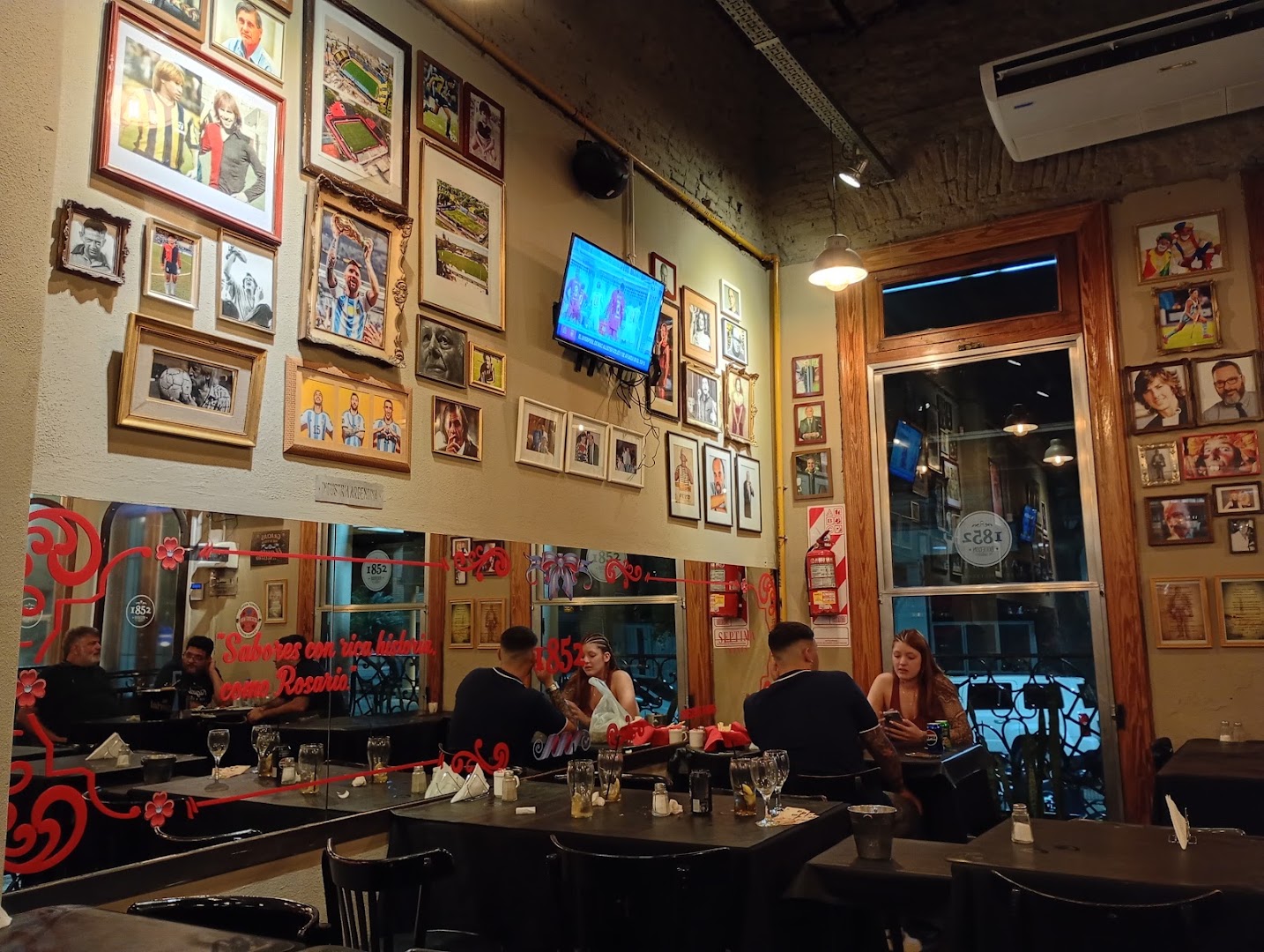 1852 Bodegón de Sabores: inviting restaurant atmosphere