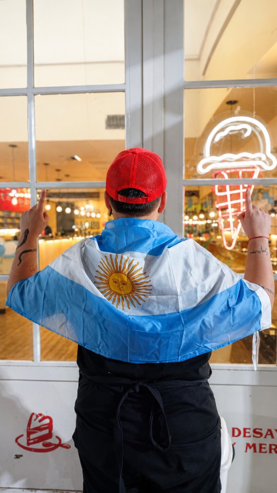 Américo Helados: engaging photo of shop staff