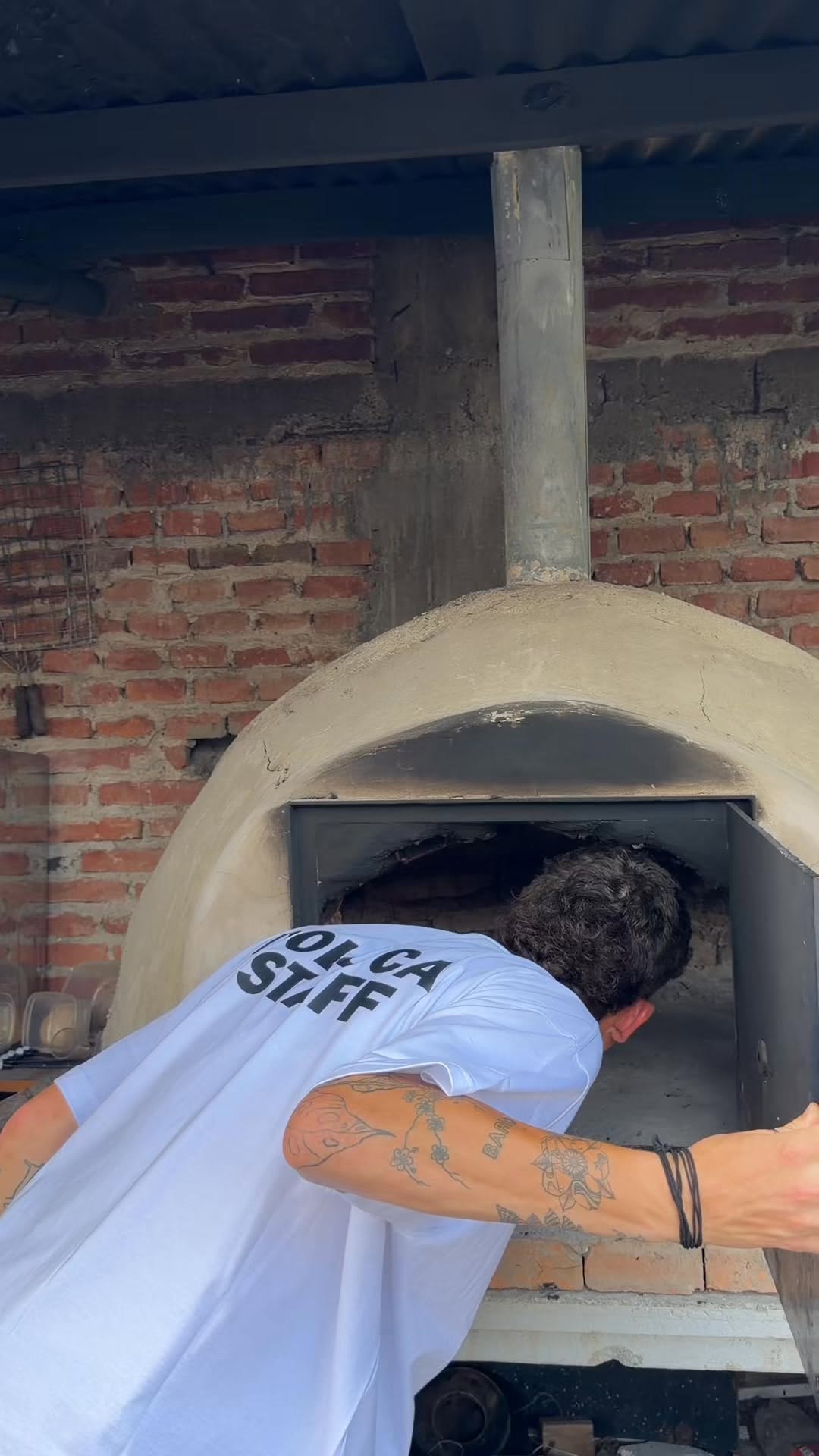 Doluca Bar & Coffee: staff using wood oven
