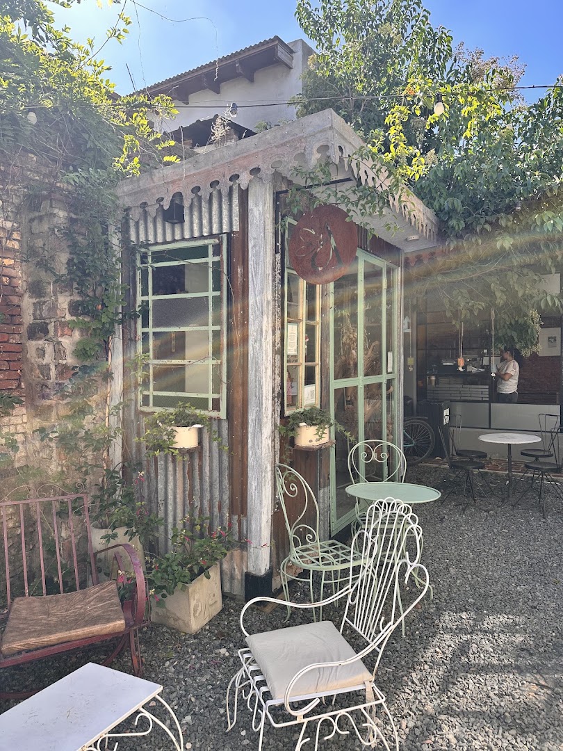 Tucano Café: attractive and inviting outdoor seating