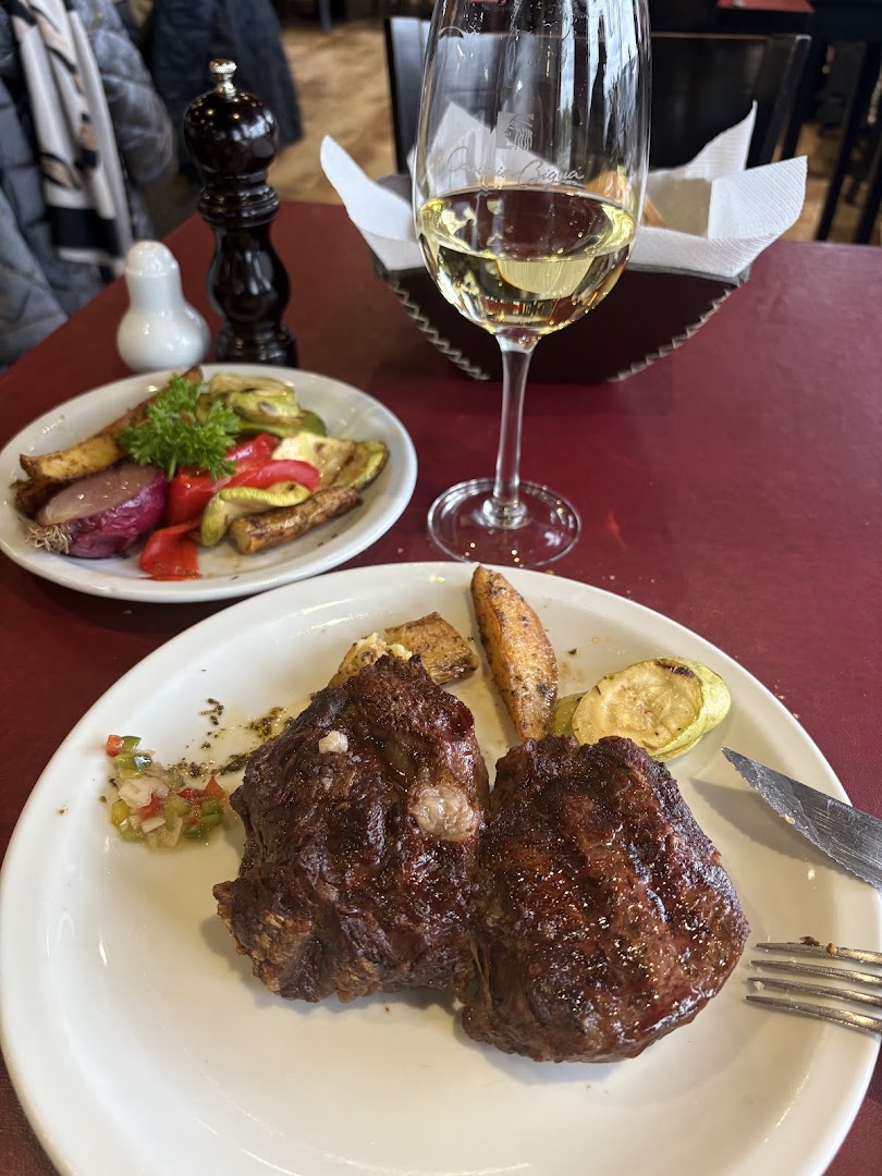 Casimiro Biguá: appetizing food and drink presentation