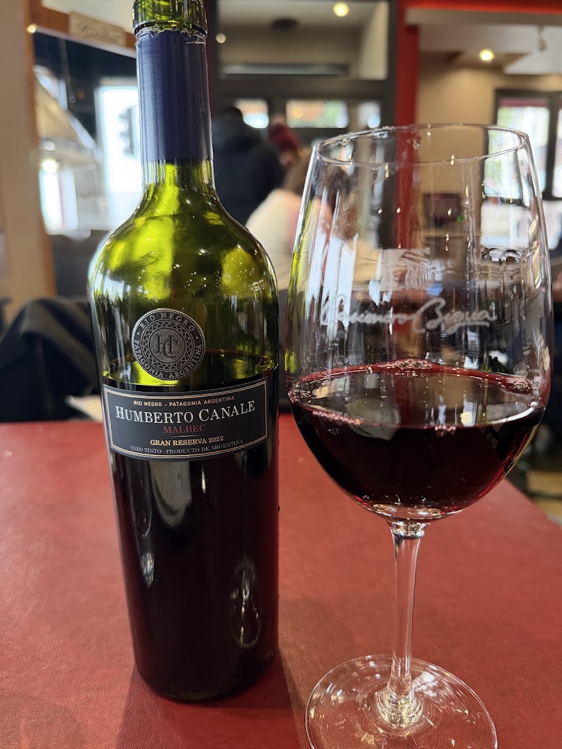 Casimiro Biguá: appetizing photo of wine served